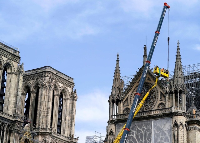 Knapp eine Woche nach dem Brand in Notre-Dame werden die Gemuer gesichert.  | Foto: afp