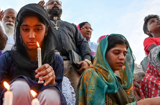 Trauer und Anteilnahme gab es nach dem...hristen  Kerzen fr die Getteten an.   | Foto: AFP