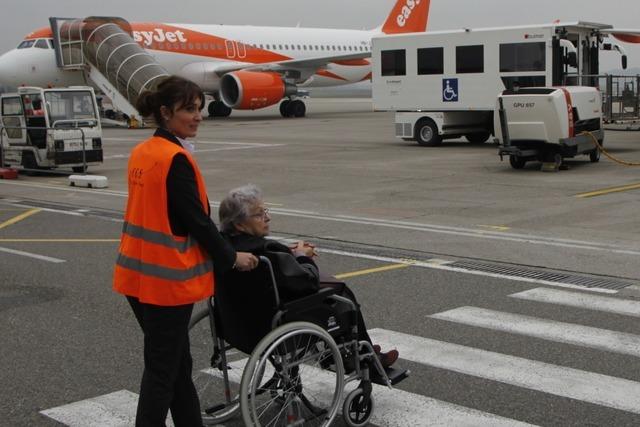 Mit dem Rollstuhl aufs Rollfeld: Euroairport hilft Menschen, die nicht gut laufen können