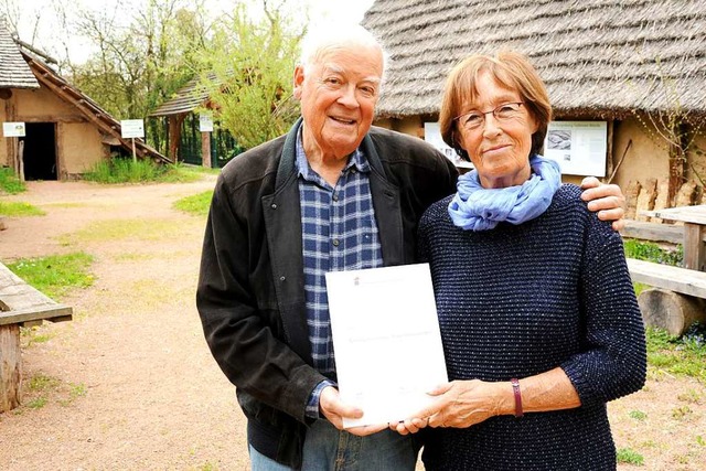Gisela und Helmut Kser mit der Urkund... Stiftung Alamannen-Museum Vrstetten.  | Foto: Michael Arendt
