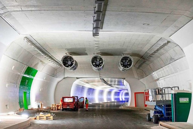 Der Galgenbucktunnel bei Neuhausen am ...der Verkehr nach Schaffhausen rollen.   | Foto: Astra