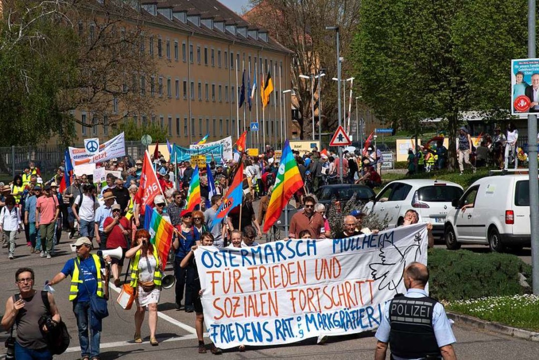 Der Protestmarsch startete an der  Rob...sch-Französischen Brigade in Müllheim.  | Foto: Volker Münch