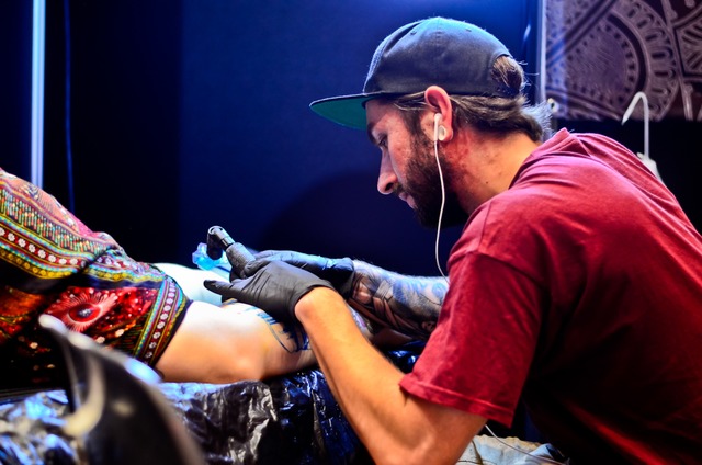 Bei der Tattoo &amp; Art Show drfen G... der Arbeit ber die Schulter schauen.  | Foto: Andreas Kaiser