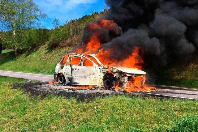 Auto auf B294 vllig aus gebrannt – weil der Tank erhitzt war