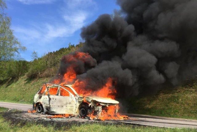 Dieses Auto brannte am Ostersonntag vllig aus.  | Foto: Feuerwehr Elzach