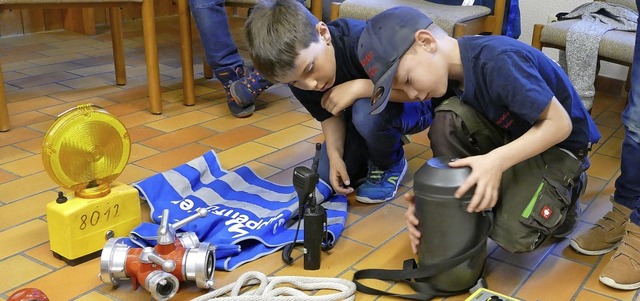 Die Kinder der Feuerwehr Herbolzheim w... Ausrstungsteile eines Feuerwehrautos  | Foto: Charlotte Prestel