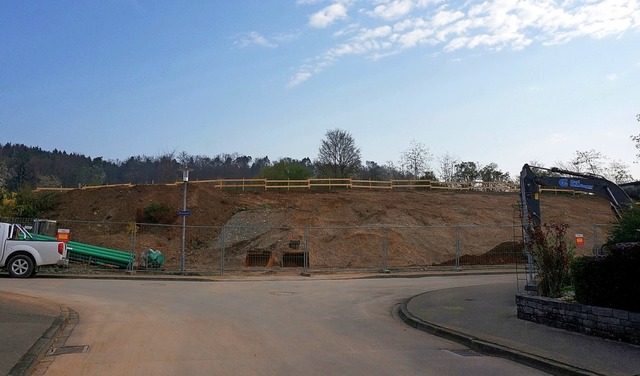 Blick von der Keltenstrae auf das Bau...Doppelhuser und ein Einfamilienhaus.   | Foto: Freudig