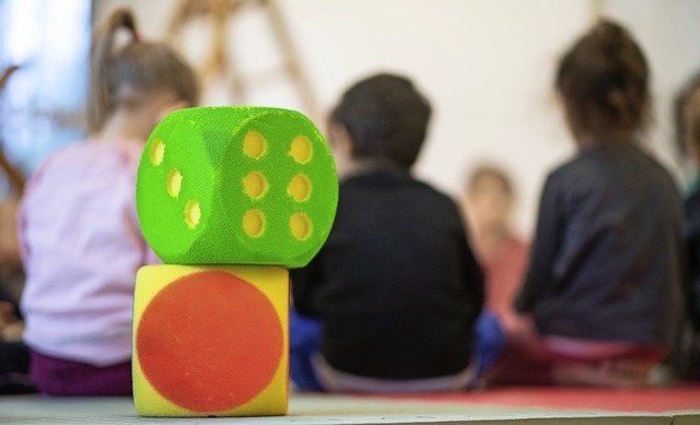 Der Job im Kindergarten ist fr Petra Schfer zum Traumberuf geworden.   | Foto: Symbolfoto: Sebastian Gollnow (dpa)