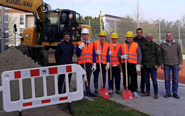 Schler und Baufirma arbeiteten zusammen beim Herrichten der Sprunggrube.   | Foto: Schule