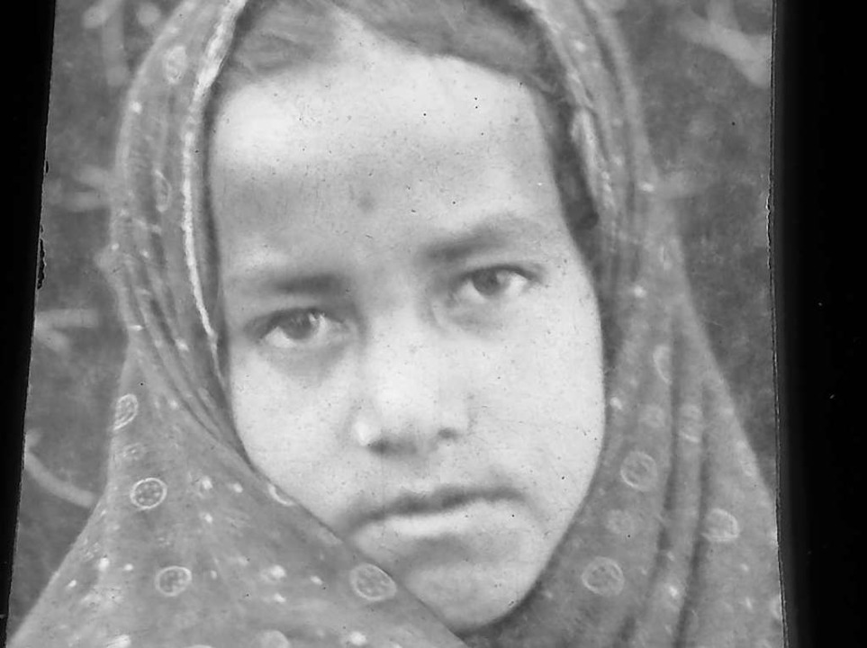 Eine Foto einer jungen Frau aus Herat, aufgenommen mit der Afghan Box Camera.  | Foto: Ali Ahmad