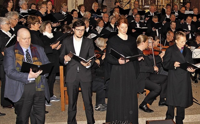 85 Snger gestalten  mit dem Orchester...r, Larissa Botos und Cristina Haigis.   | Foto: Dagobert Maier