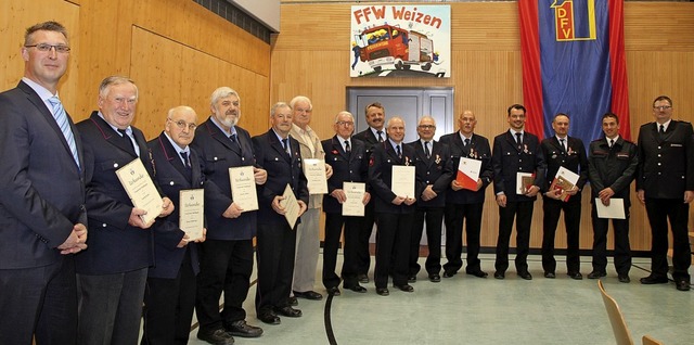 Langjhrige Feuerwehrkameraden wurden ...rhard Pfeifer (rechts) ausgezeichnet.   | Foto: Yvonne Wrth