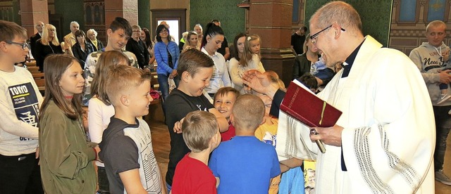 Zur Kindersegnung, wie dies  in Polen ...Kind segnete er mit dem Kreuzzeichen.   | Foto: Erhard Morath