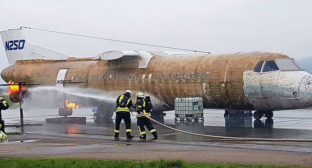 Lschbung von Mitgliedern der Lahrer ...ppe auf dem Black Forrest Airport Lahr  | Foto: Stdt Lahr