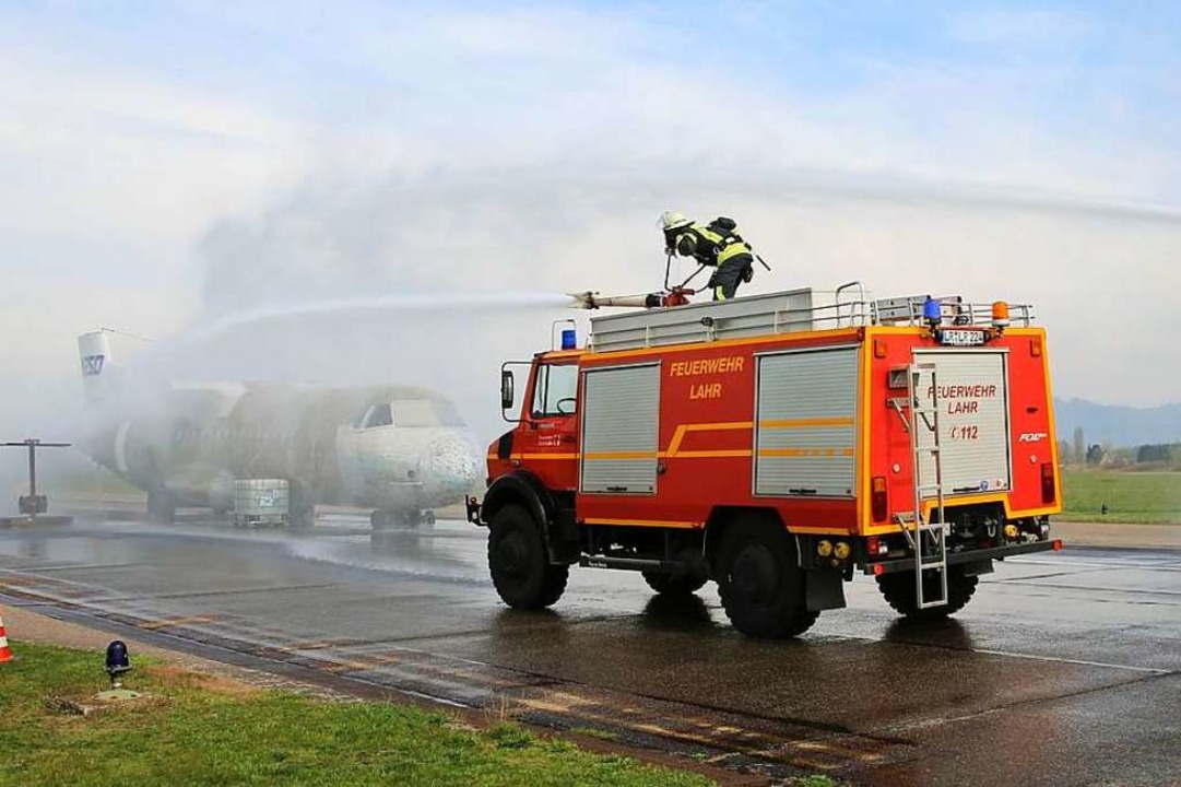 Mehr Lahrer Feuerwehrleute Können Jetzt Flugzeuge Löschen - Lahr ...