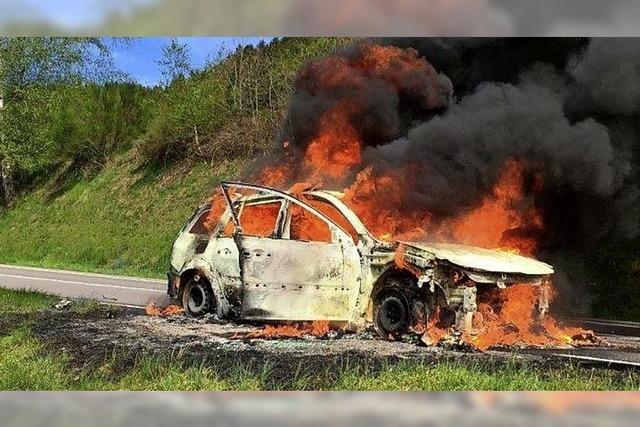 Ein Auto in Flammen