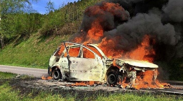 Dieser gasbetriebene Pkw ging rasch in Flammen auf.   | Foto: FFW Elzach