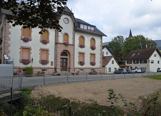 Vor dem Windener Rathaus soll bis zum ... Aufenthaltsqualitt angelegt werden.   | Foto: Nikolaus Bayer