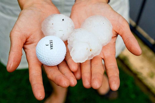 Hagelkrnern, egal ob gro wie ein Gol...t, sagt Wetterexperte Jrg Kachelmann.  | Foto: dpa