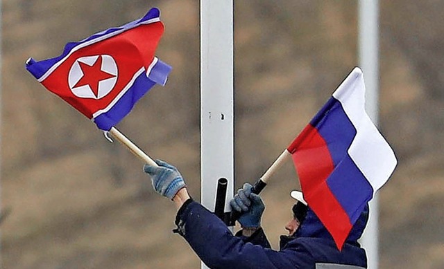 Im Sden von Wladiwostok werden die Fl...Russlands und Nordkoreas aufgesteckt.   | Foto: dpa