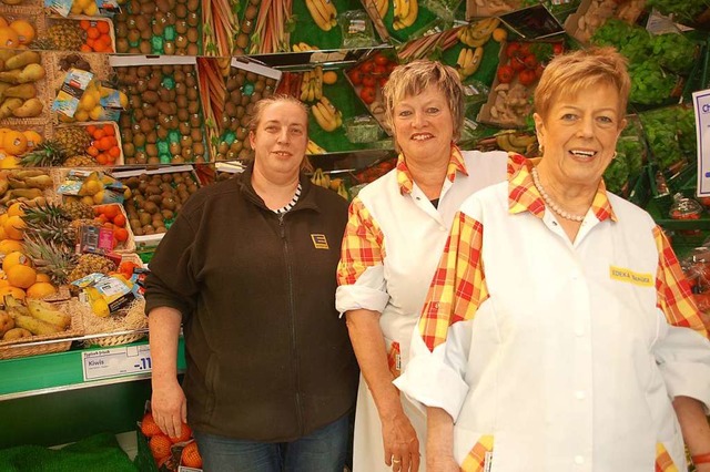 Helga Schtz (von rechts) &#8211; mit ... Lebensmittelladen nach 60 Jahren auf.  | Foto: Petra Wunderle