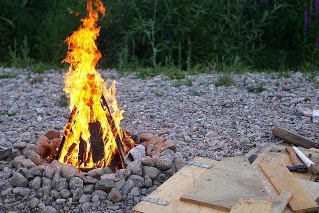 Gruppe verbrennt alte Kchenelemente im Lrracher Grttpark