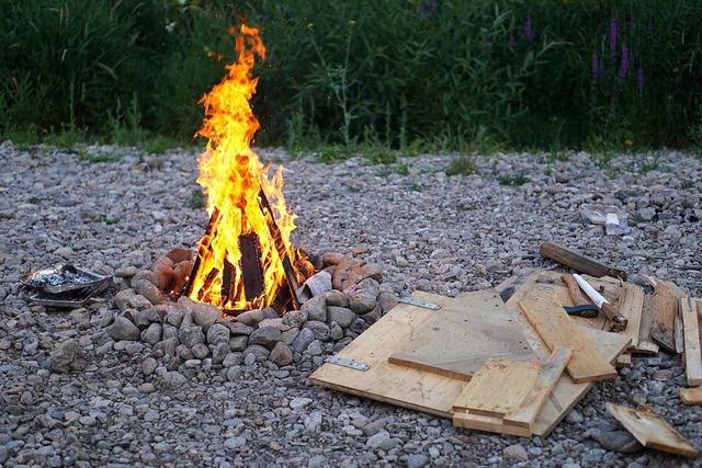 Nicht alles, was brennt, darf auch ins Lagerfeuer (Symbolbild).  | Foto: Simon Langemann