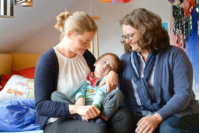 Carolin Paul (links), ihr Sohn Maximil...nd Britta Bohn  im Janusz-Korczak-Haus  | Foto: Ingo Schneider