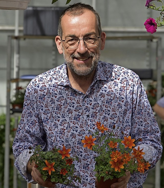 Volker Kugel mit der Balkonpflanze des Jahres.  | Foto: Benedikt Sommer