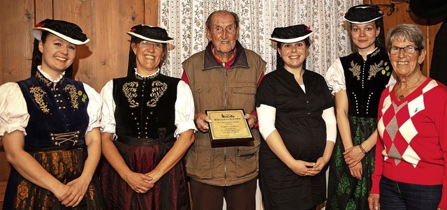Ehrenmitglied August Schmidt  fhlt si...mann, Melina Schmid und Agnes Haury.    | Foto: Wolfgang Scheu