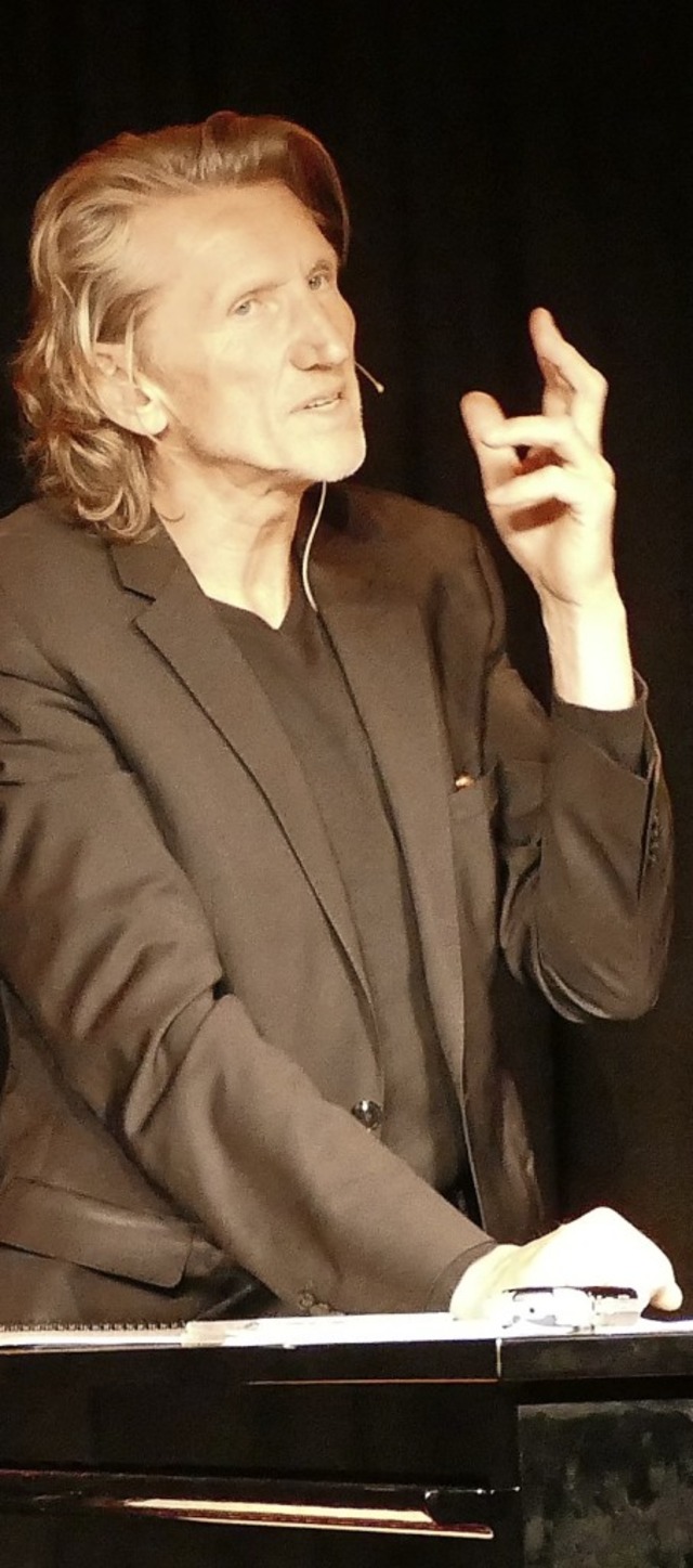 Kabarettist Uli Masuth beim Auftritt im Litschgikeller  | Foto: Victor Adolf
