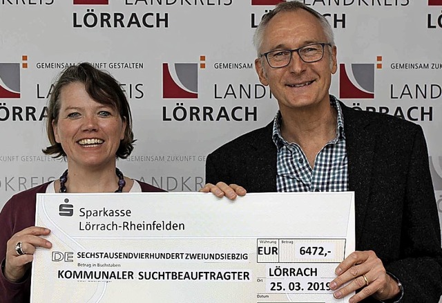 Karin Khler von der AOK berreicht de...ellmann einen Scheck ber 6472 Euro.    | Foto: Landratsamt