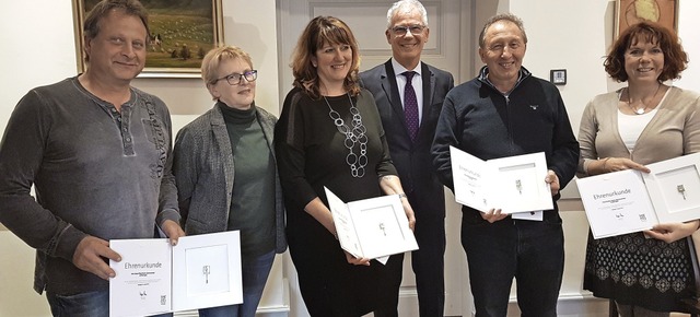 Die Geehrten mit Brgermeister Rainer Mosbach   | Foto: Sarah Nltner