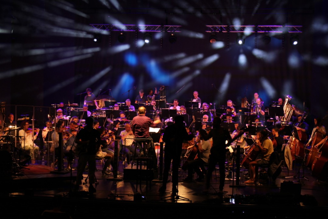 Otto Normal und das Philharmonische Orchester bei der Hauptprobe im Groen Haus  | Foto: Anika Maldacker