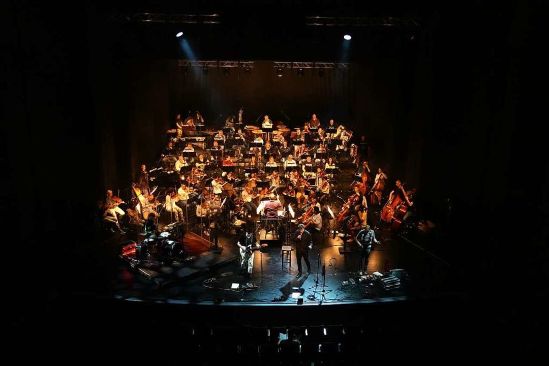 Das Arrangement von Band und Orchester von oben  | Foto: Lukas Karl