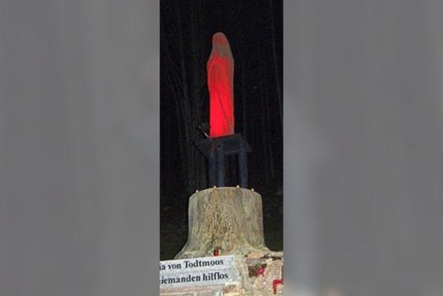 Neue Statue erstrahlt in krftigem Rot