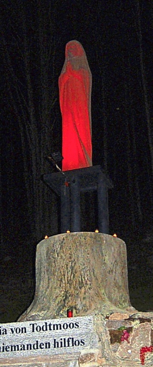 In der Farbe Rot erstrahlt die Mariastatue in Todtmoos.  | Foto: Folles