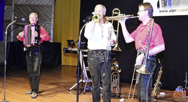 Rudi Exenberger, Sepp Silberberger und...#8220; ihr Publikum in Hchenschwand.   | Foto: Stefan Pichler