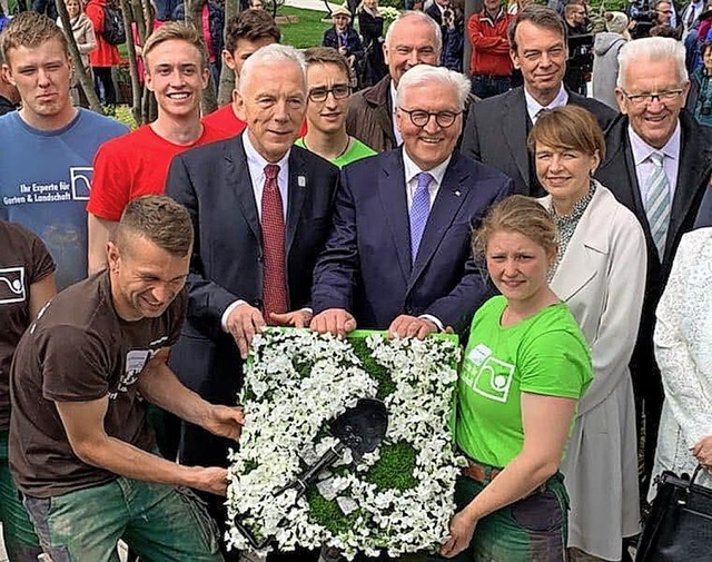 Viel  Prominenz: Im roten T-Shirt die ...dent Winfried Kretschmann (von links). 