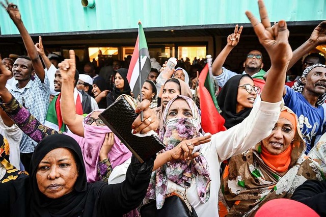 Demonstranten im Sudan fordern den demokratischen Wandel im Land.  | Foto: AFP