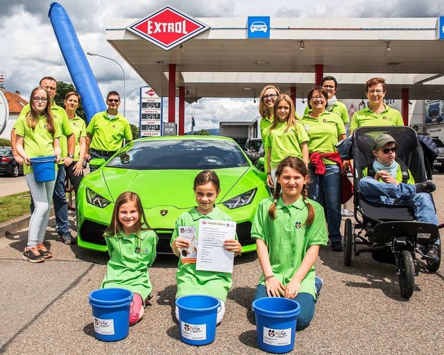 Fleiige Helfer bei der Autowsche  | Foto: Joerg Breidenbach fr EXTROL