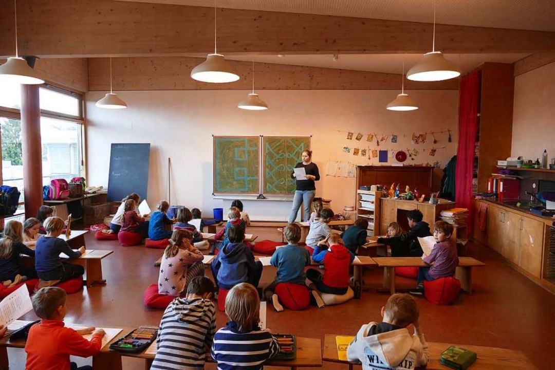 Die Waldorfschule hat die Beleuchtung ...mgestellt. Der Einspareffekt ist gro.  | Foto: Maja Tolsdorf