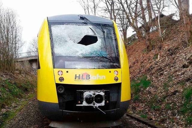 Lokfhrer steht nach Gullydeckel-Attacke auf Zug selbst unter Tatverdacht