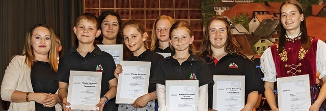 Ehrung der Jungmusiker beim Jahreskonz...ra Betz (Bronze) Nadeln und Urkunden.   | Foto: Dieckmann