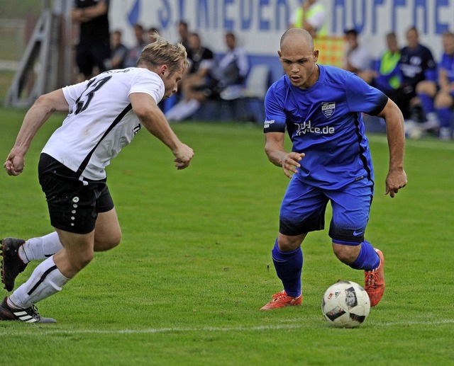 Im Spiel zwischen dem SC Offenburg und...l, das der SVN (blau) mit 0:3 verlor.   | Foto:  Pressebro Schaller