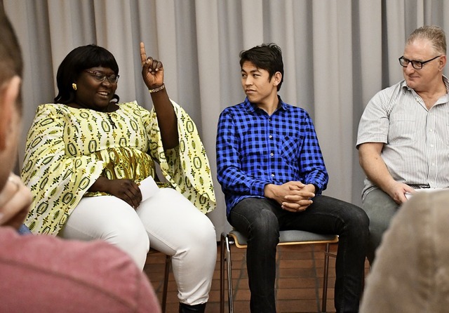 Akoua Akakopo, Najib Kllhofer und Jrgen Kempf (von links) im Gesprch  | Foto: Barbara Ruda