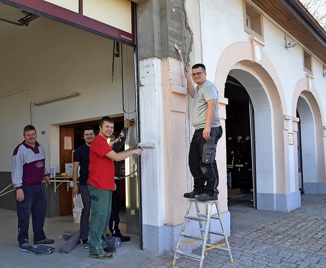 Rund 100 ehrenamtliche Stunden haben H...r Feuerwehr  am Gertehaus geleistet.   | Foto: Liane Schilling