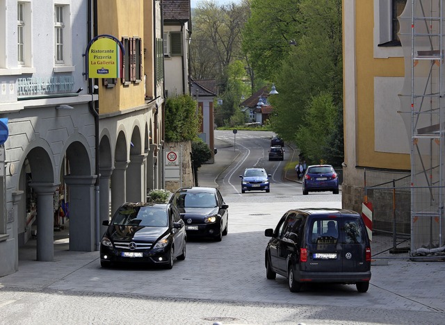 Ein Bild aus vergangenen Tagen: Am 24....e das Einbahnstraenschild enthllt.    | Foto: Guy Simon