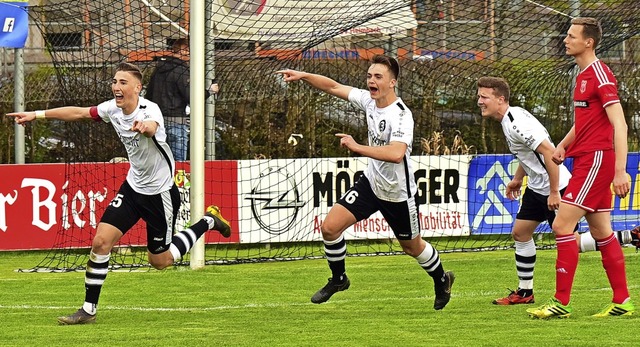 Junge Teninger Himmelsstrmer: Niklas ...und Tom Hodel bejubeln einen Treffer.   | Foto: Daniel Thoma