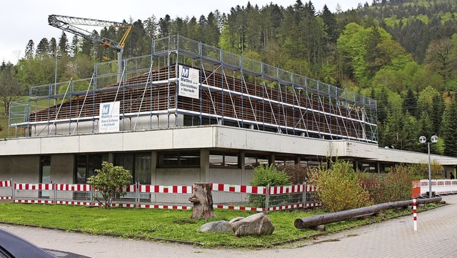 Die Sanierung der Mehrzweckhalle in Tegernau wird deutlich teurer als geplant.  | Foto: Martin Klabund